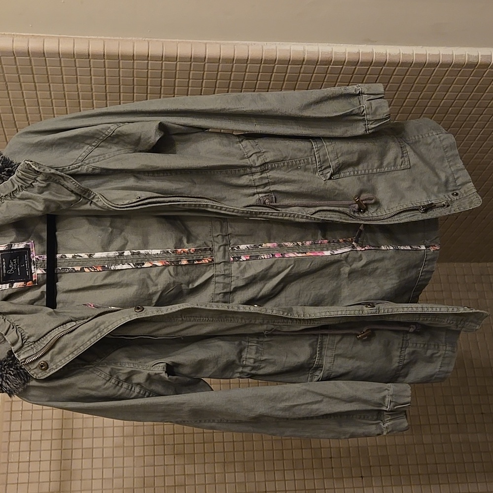 Iconic Jacket - Picture 2 of 3